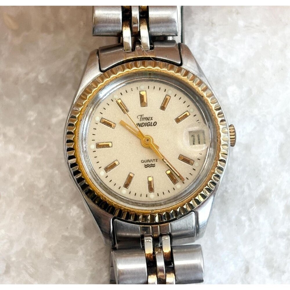 Timex Indiglo Silver Toned Fluted Bezel Vintage Wristwatch - 25mm - WORKS!